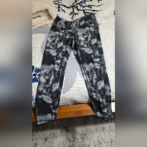 Old Navy Black and Gray Active Leggings Size Large Worn Once